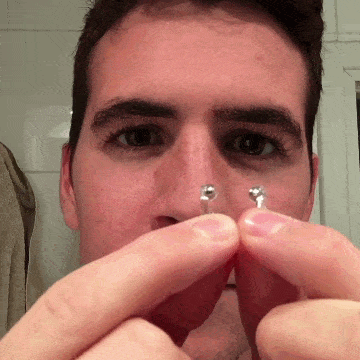 Detalhe do uso do clipe nasal magnético